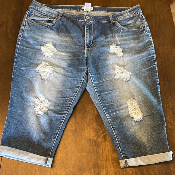 Pants - Ripped capris !